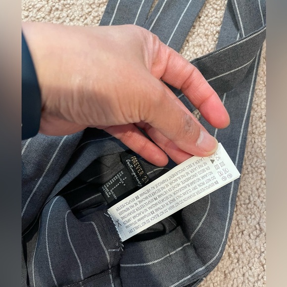 FOREVER 21 Junior Grey/White Pinstripe Suspender A-line skirt - Picture 4 of 9